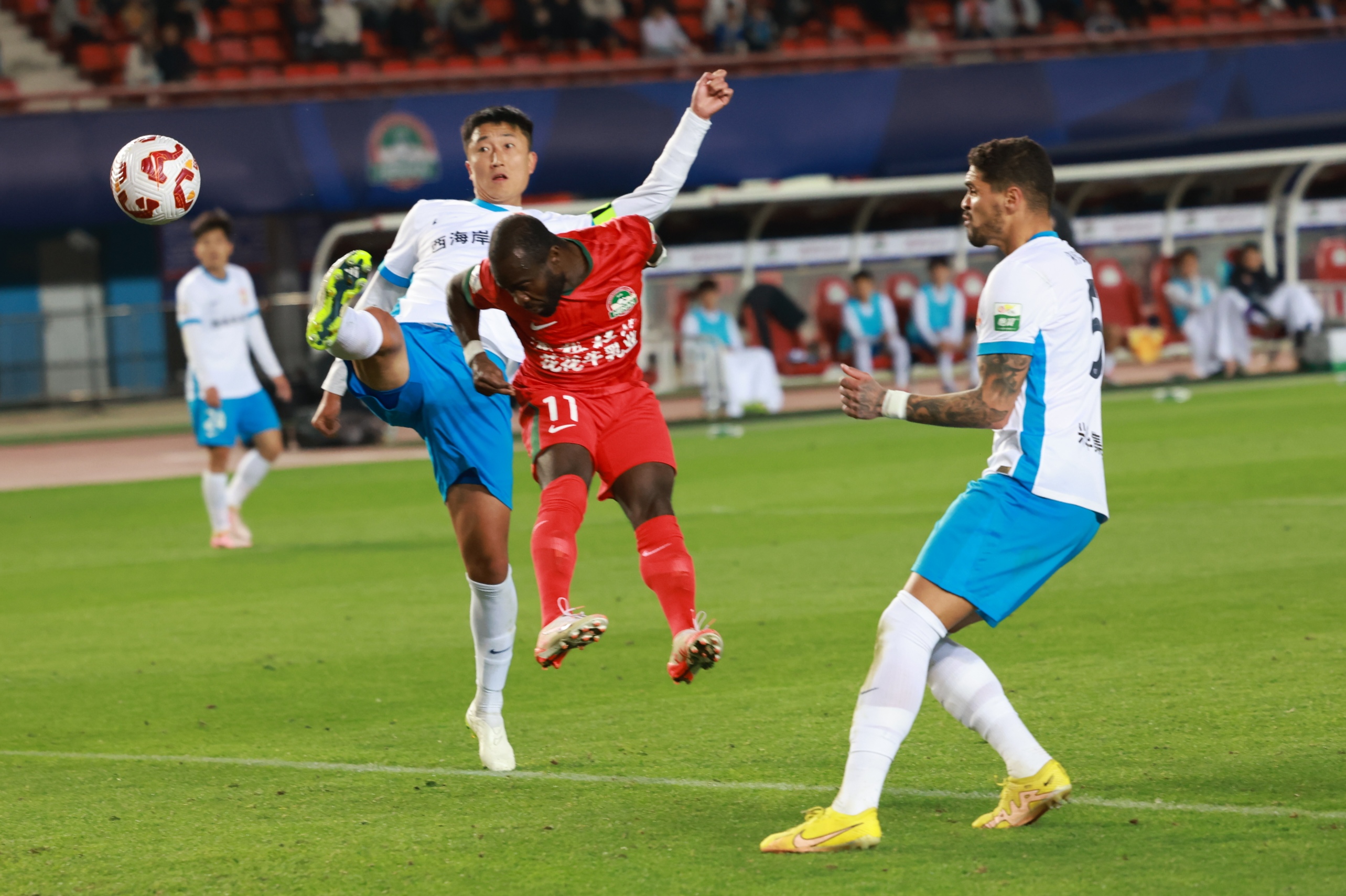 青岛黄海逆转战胜对手,主场气氛火爆,战绩斐然 青岛黄海逆转战胜对手,主场气氛火爆,战绩斐然