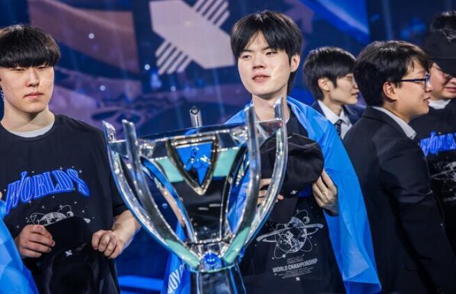 JDG碾压SHR,Deft关键团战开团秒人顶尖较量淘汰赛,技惊四座 JDG碾压SHR,Deft关键团战开团秒人顶尖较量淘汰赛,技惊四座