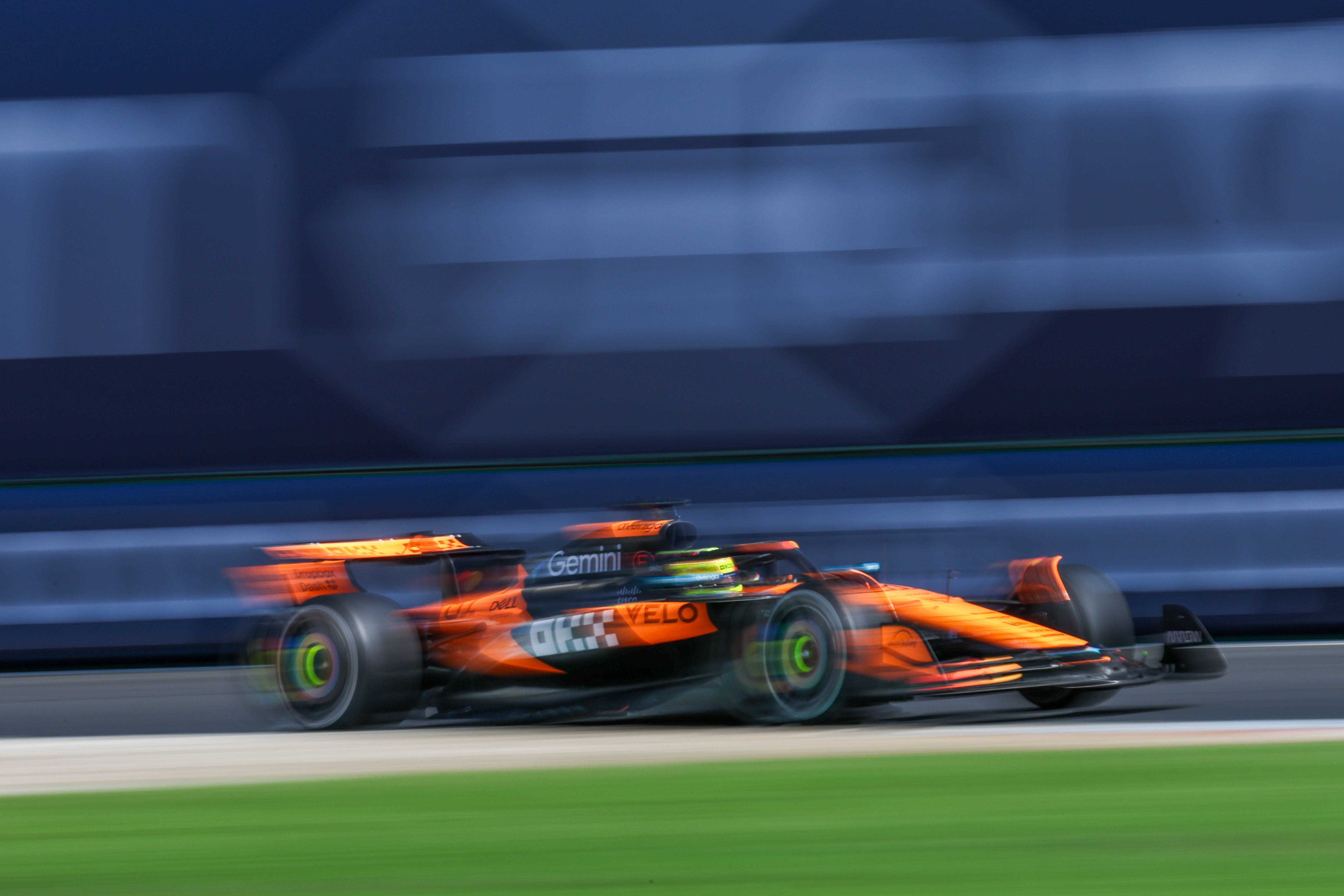 迈凯伦鏖战红牛二队，皮亚斯特里带队取胜的简单介绍