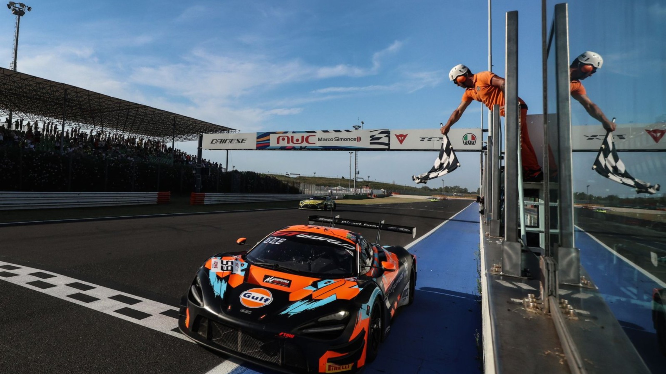 迈凯伦险胜阿斯顿马丁，塞恩斯点燃赛场