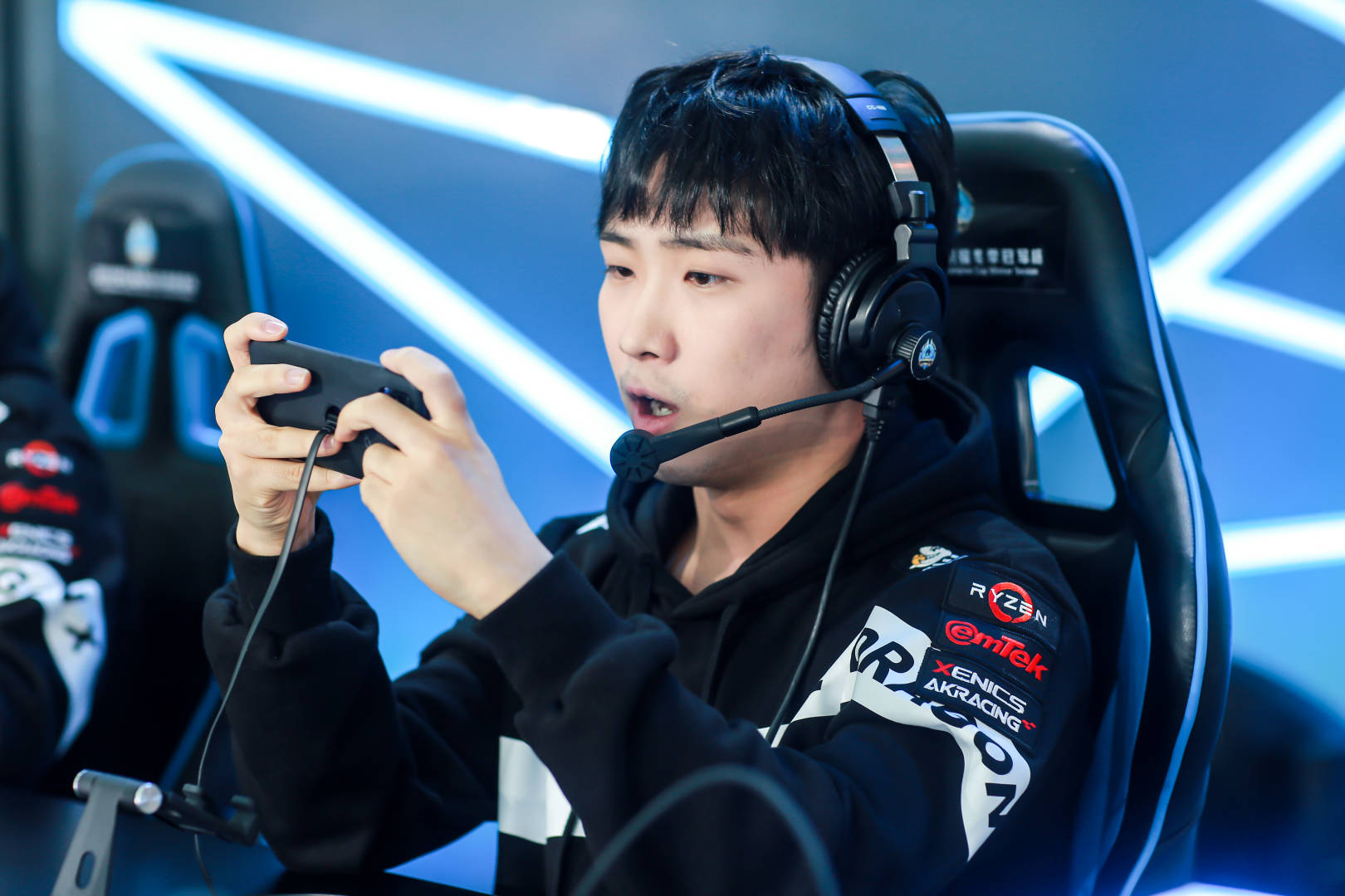 韩国队鏖战日本队，黄鸭组合点燃赛场