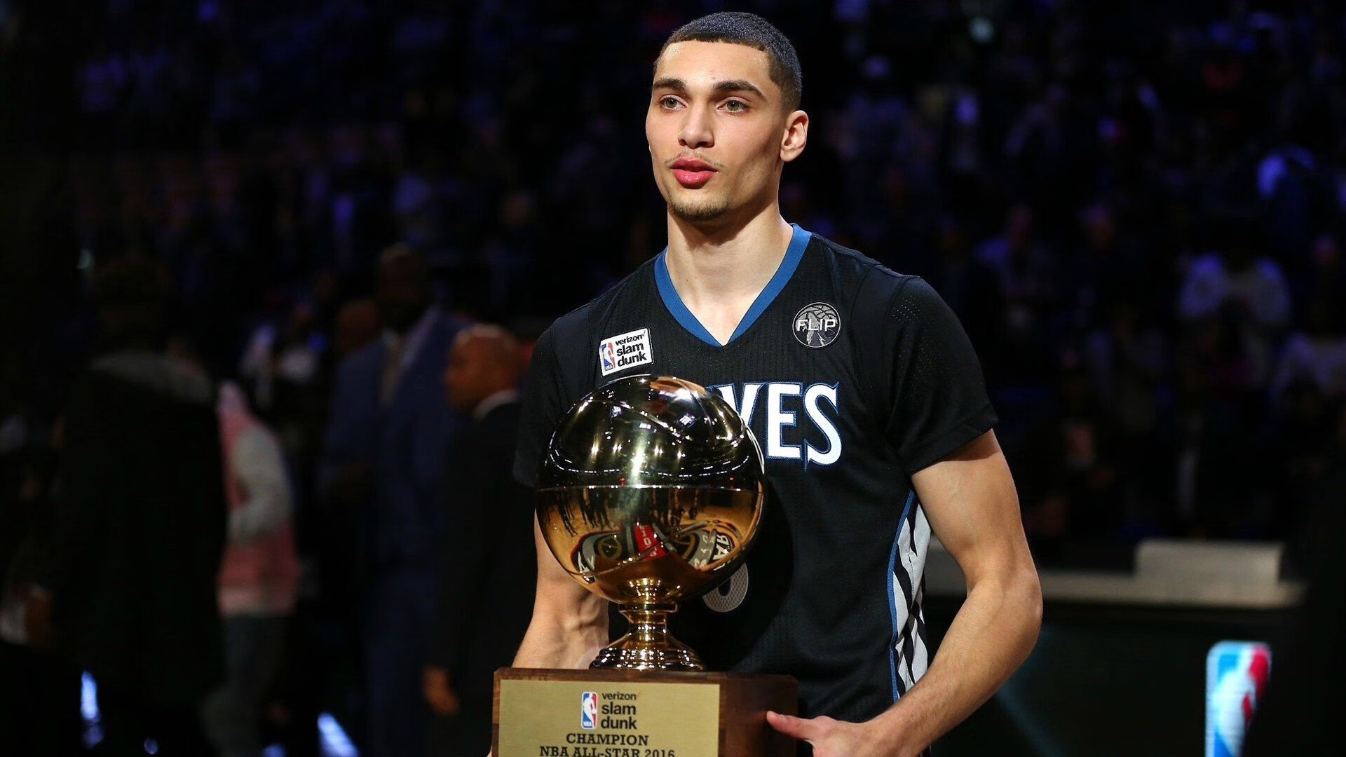 孤星不敌众志,文班亚马7记盖帽遮天蔽日,却难阻爵士团队洪流淹没奇才